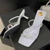 Новая летняя мода Узкий ремешок Ажурные женские шлепанцы Квадратный носок Тонкий низкий каблук Вечеринка Женская обувь Zapatos De Mujer