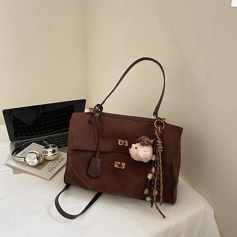 Премиальная ретро матовая сумка-мессенджер для通勤 2025 осень и зима новая женская плечевая сумка подмышку портативная сумка-тоут