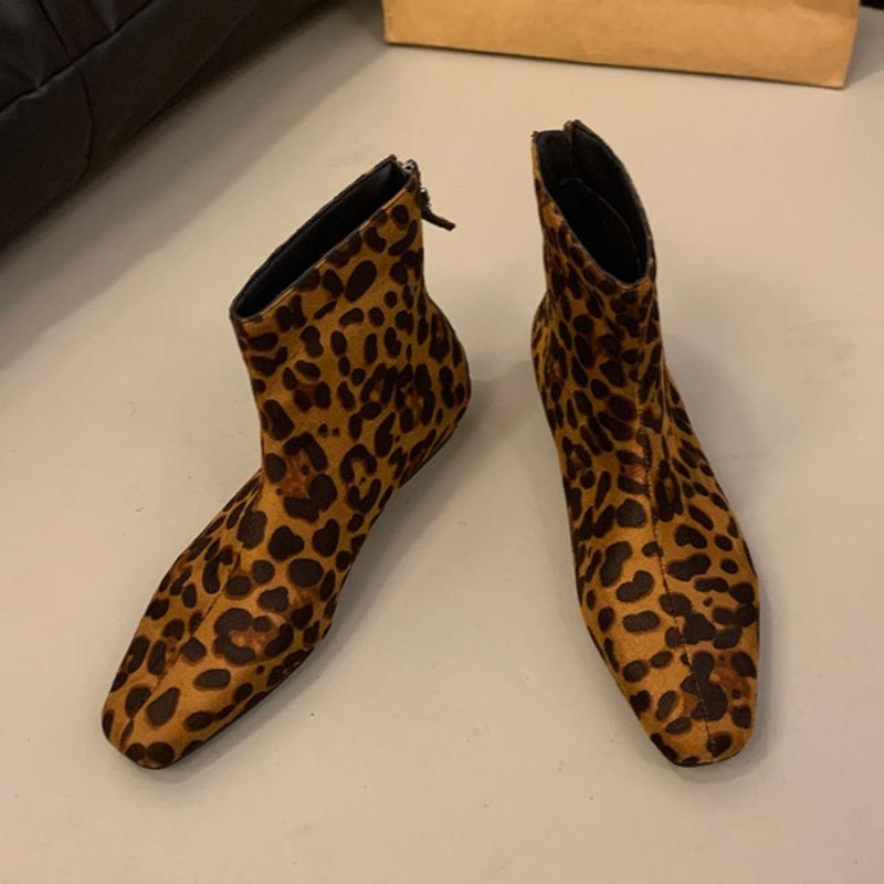 Ботильоны на плоской подошве с леопардовым принтом, замшевые теплые женские туфли, зимние брендовые повседневные туфли-челси с квадратным носком, тренд 2025 года, низкие каблуки, зимние ботинки женские