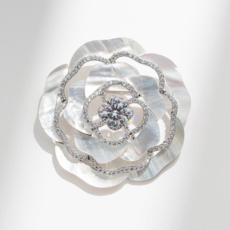 Серебряная брошь «Камелия» — Элегантная цветочная булавка для костюмов