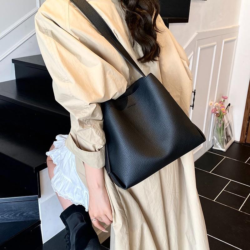 Премиальная текстура, иностранный стиль, популярная наплечная сумка, новинка 2025 года, женская, для отдыха, простая, большой вместимости, универсальная однотонная сумка-ведро