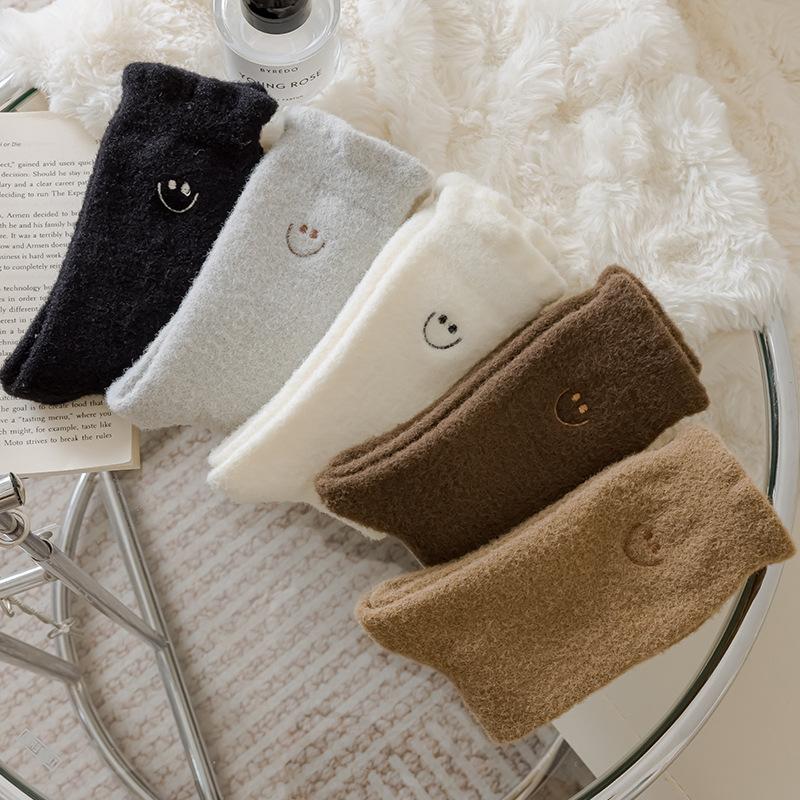 Женские осенне-зимние плюшевые и толстые теплые носки-трубы Yuezi с вышивкой в виде улыбающегося лица