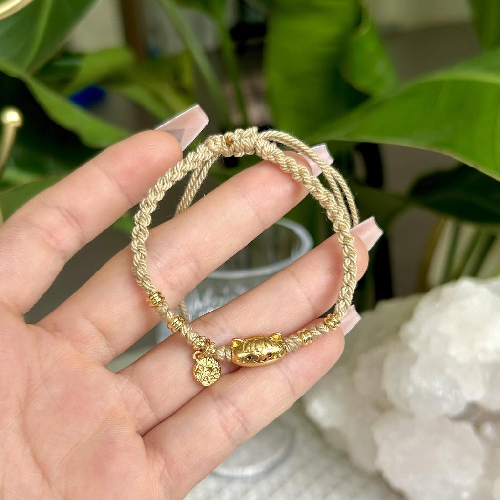 French Retro Cat Hand-Woven Bracelet: Cute Autumn Niche Design with a Light Luxury Feel