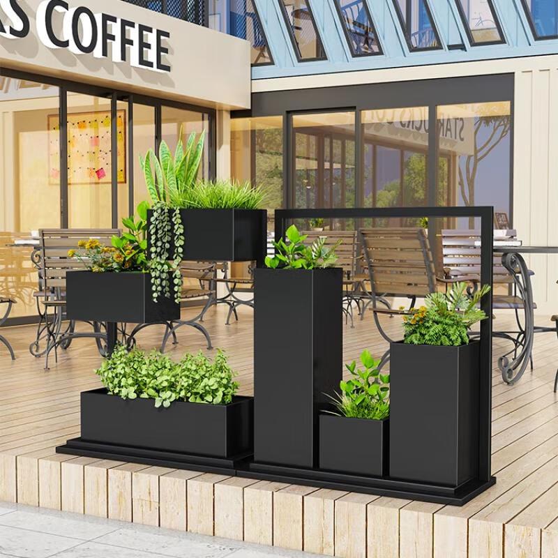 Уличной декоративный металлический кашпо и перегородка