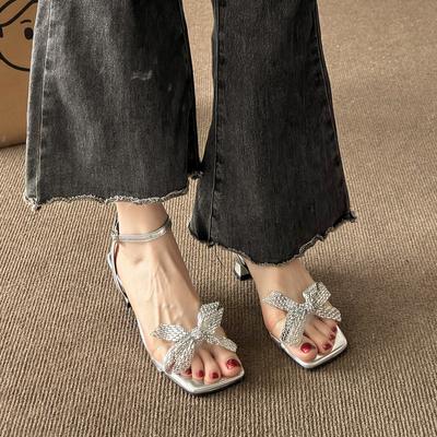 Модные женские босоножки на шпильках, летние, новые, квадратные, с открытым носком, с бриллиантами, с бабочкой и узлом-рюмочкой