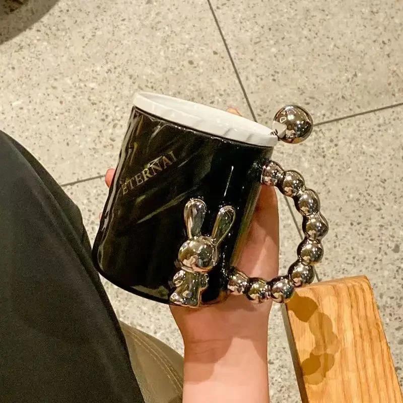 Утолщенная керамическая чашка Premium Feel Mark Cup с крышкой-ложкой, идеальная офисная чашка для девочек, идеальная чашка для питья для дома, кружки для кофе и воды