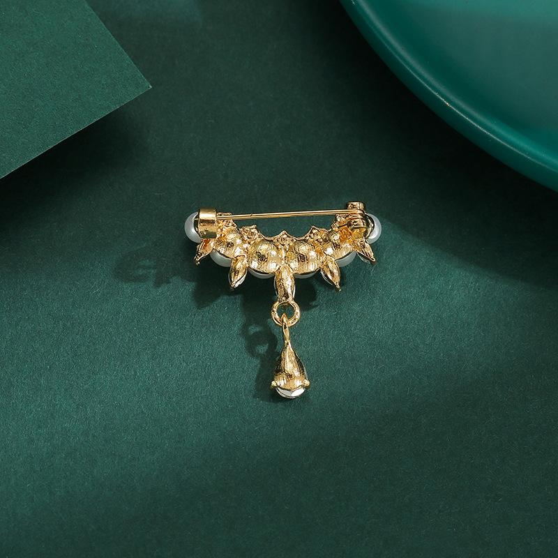 Жемчужная капля воды Антибликовая брошь Высококлассная женская изысканная кисточка Корсаж для костюма Фиксирующая одежду Антибликовая пряжка-булавка