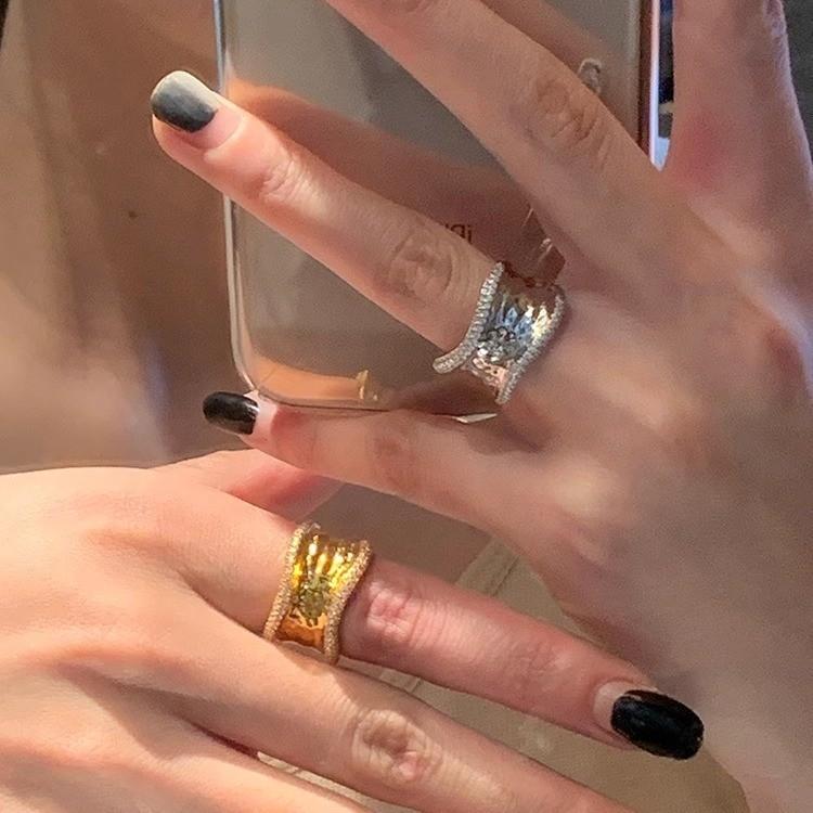 Уникальное неровное золотое открытое кольцо для женщин, украшенное сверкающими стразами. Стильный и модный дизайн для повседневной носки.