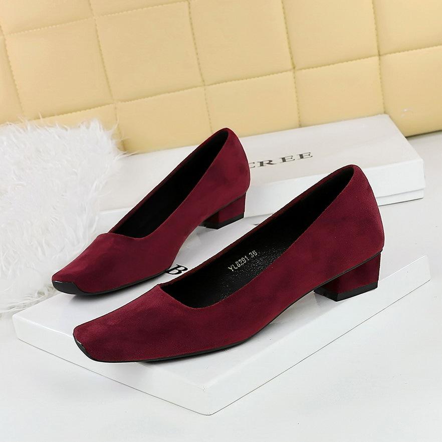 Темперамент квадратная голова неглубокий рот простые однотонные замшевые педикюрные женские туфли толстый каблук низкий каблук профессиональные одинарные туфли