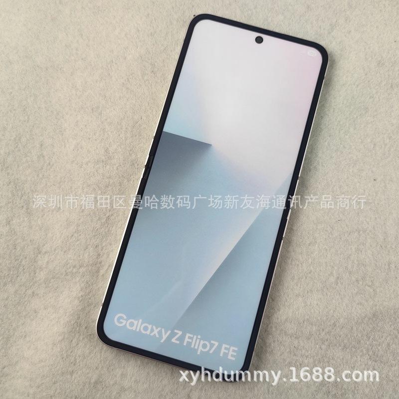 Samsung Galaxy Z Flip7 FE Мобильный Дисплейный Макет - Тест Модельной Машины