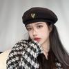 Модный берет с металлическим аксессуаром в форме сердца, полиэстеровый берет для женщин на рождественскую тематику, уникальная повседневная кепка художника для прогулок