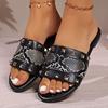 Модные летние новые шлепанцы из цветной кожи с заклепками, с круглым носком и мелким вырезом, женские легкие сандалии на мягкой подошве с нескользящим покрытием