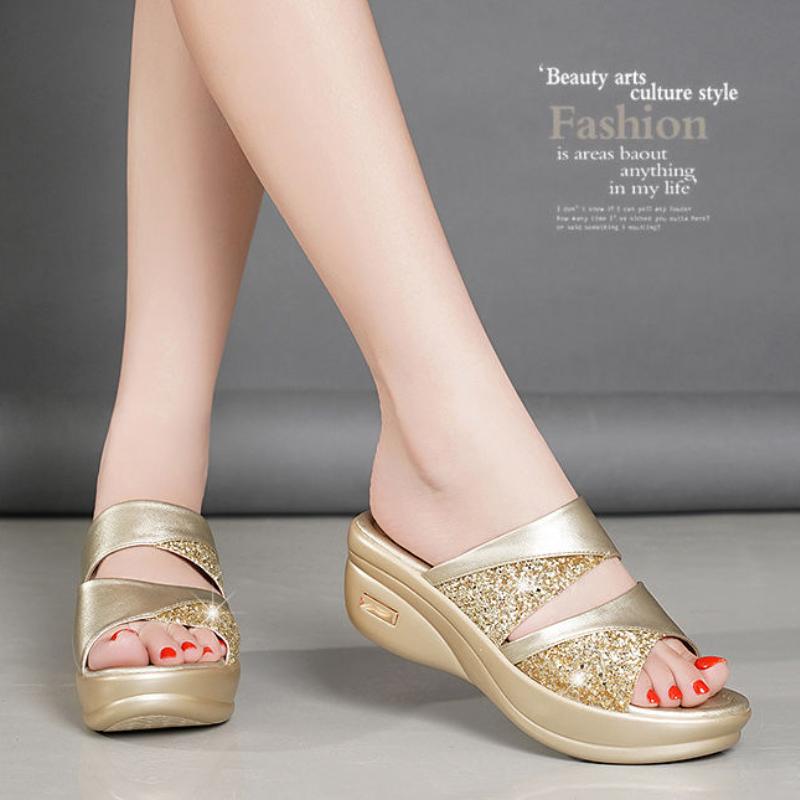 Новые женские летние тапочки, женская блестящая обувь на танкетке из искусственной кожи, женские повседневные сандалии с открытой пяткой, удобная женская обувь на платформе