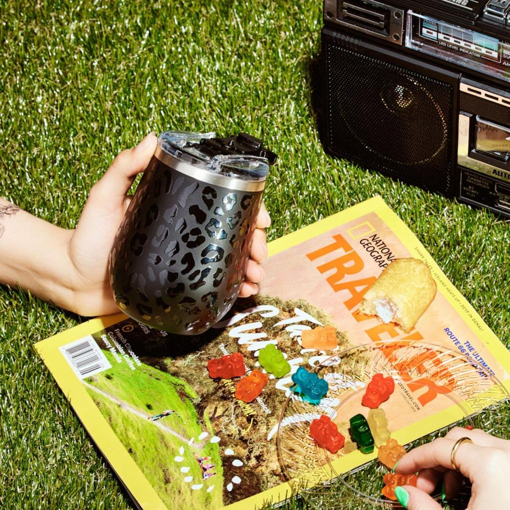 Стакан с вакуумной изоляцией и крышкой, цвет темно-синий. Конструкция из нержавеющей стали с вакуумной изоляцией сохраняет холод и тепло в течение длительного времени, запирающаяся крышка не допускает проливания, даже если