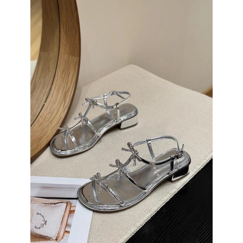 Новый стиль женской обуви, такой как шлепанцы и сандалии на толстом каблуке и остроносые туфли на высоком каблуке