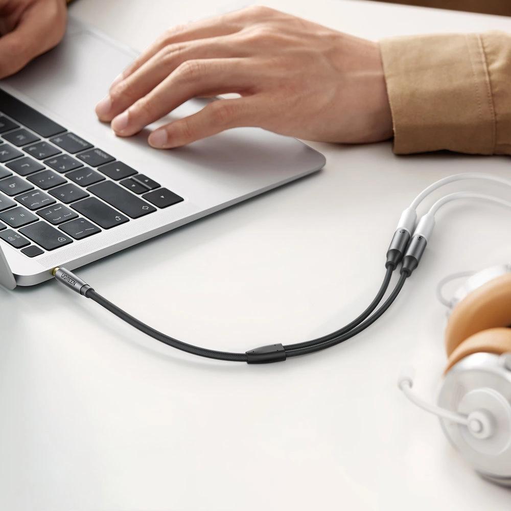 Ugreen Aux Splitter For Headphones And Microphone 1 X Male 3.5 Mm, 2 X Female 3.5 Mm 20Cm Black (Av192 50254)