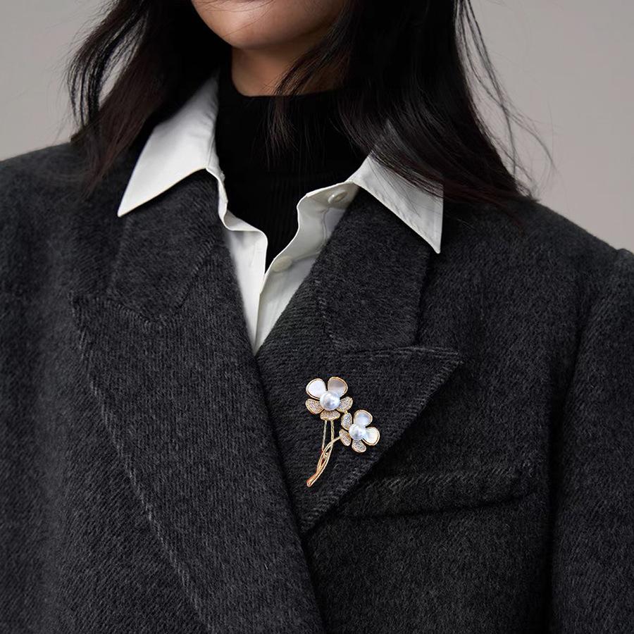 Pearl Flower Brooch Women'S Design Sense Niche Suit Corsage Autumn And Winter Rhinestone Coat Accessories Neckline Pin