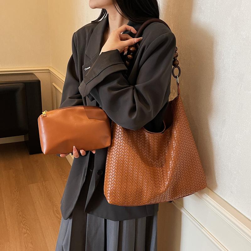 Large-capacity Retro Woven Underarm Bag Women's 2025 New Autumn and Winter Versatile Single Shoulder Mother and Child Bag Commuter Tote Bag