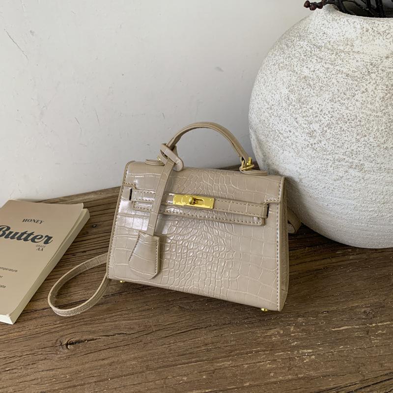 Ретро сумка женская 2025 новая трендовая осенне-зимняя высококлассная с крокодиловым узором на одно плечо мессенджер для поездок на работу маленькая квадратная сумка