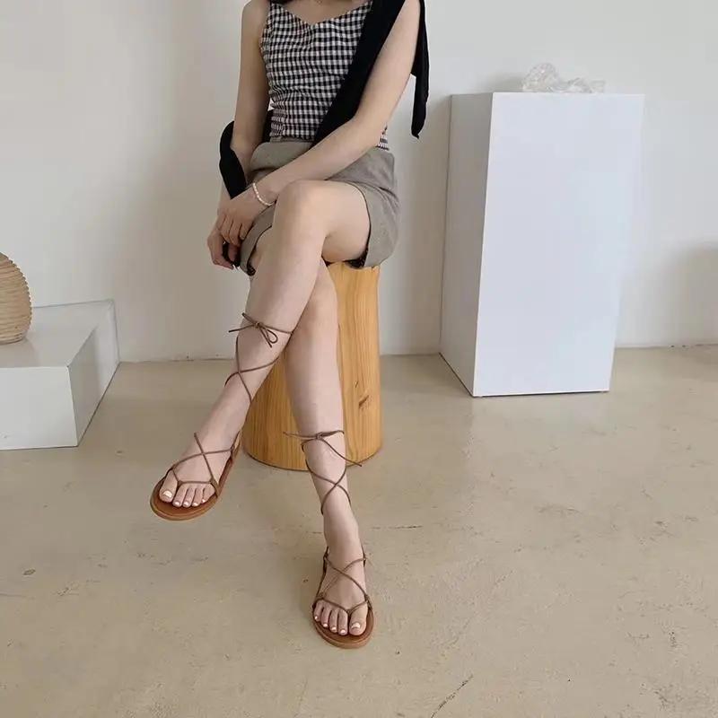 Женские сандалии на ремешках с открытым носком для улицы лето 2025 плоская резиновая обувь без каблука шлепанцы пляжная женская обувь в римском стиле
