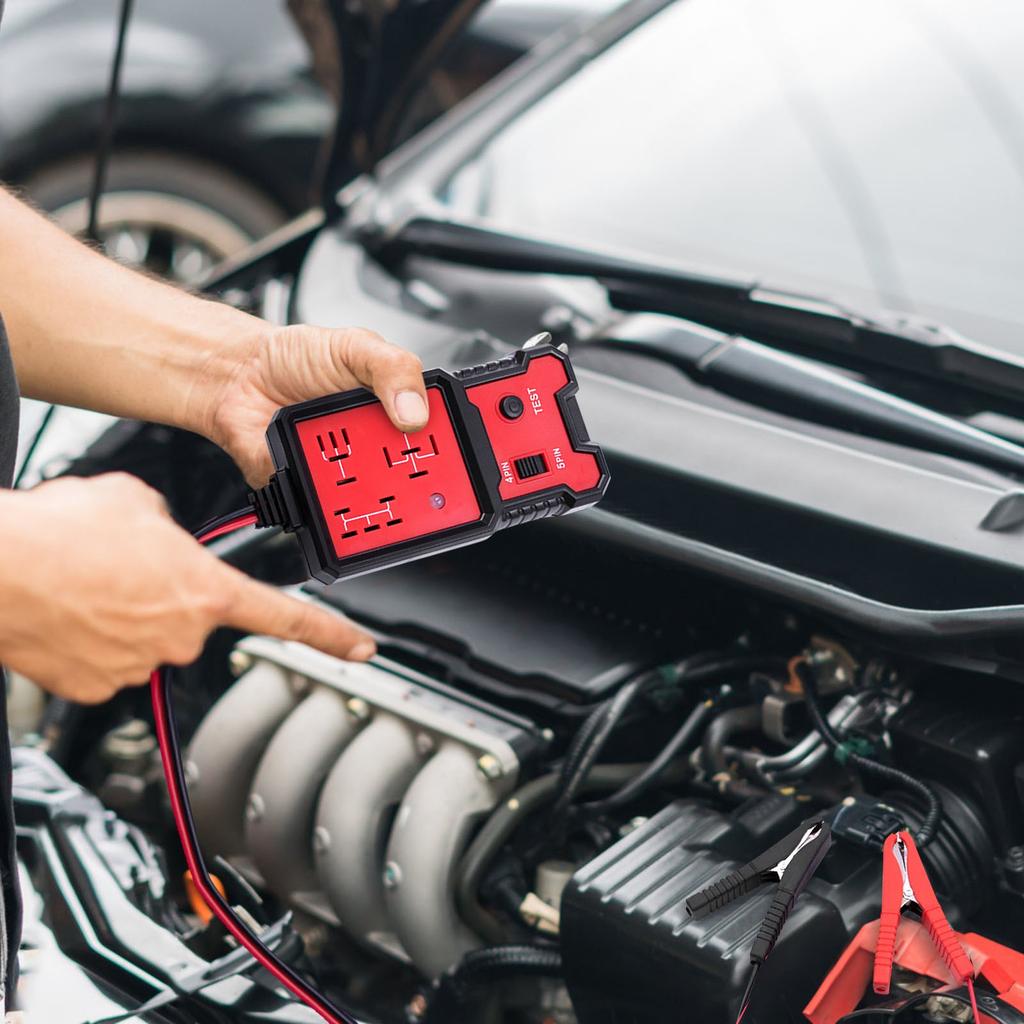 Прибор для проверки реле вставлен в плату 12-24 В