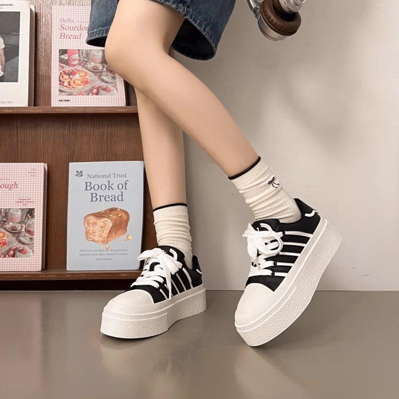 Niche Platform White Shoes Women's Leather Board Shoes Women's 2025 New Bread Shoes Muffin Height Increase Shorty Music Sports