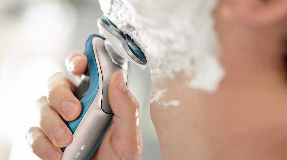 Электробритва Philips серии 7000 с вращающимися лезвиями, модель для чувствительной кожи, бритье в ванной, можно мыть, мужская и S7560/26, белая/синяя/серебристая