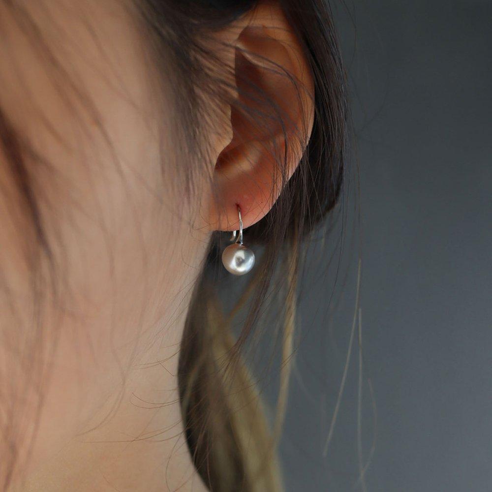 [ Modernlike / Headquarters Authentic ] Серьги из серебра 925 пробы с серым жемчугом