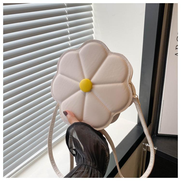 Корейская версия персонализированного цветка 2024 года, летний однотонный новый дизайн с отступом, модная сумка через плечо в иностранном стиле для женщин