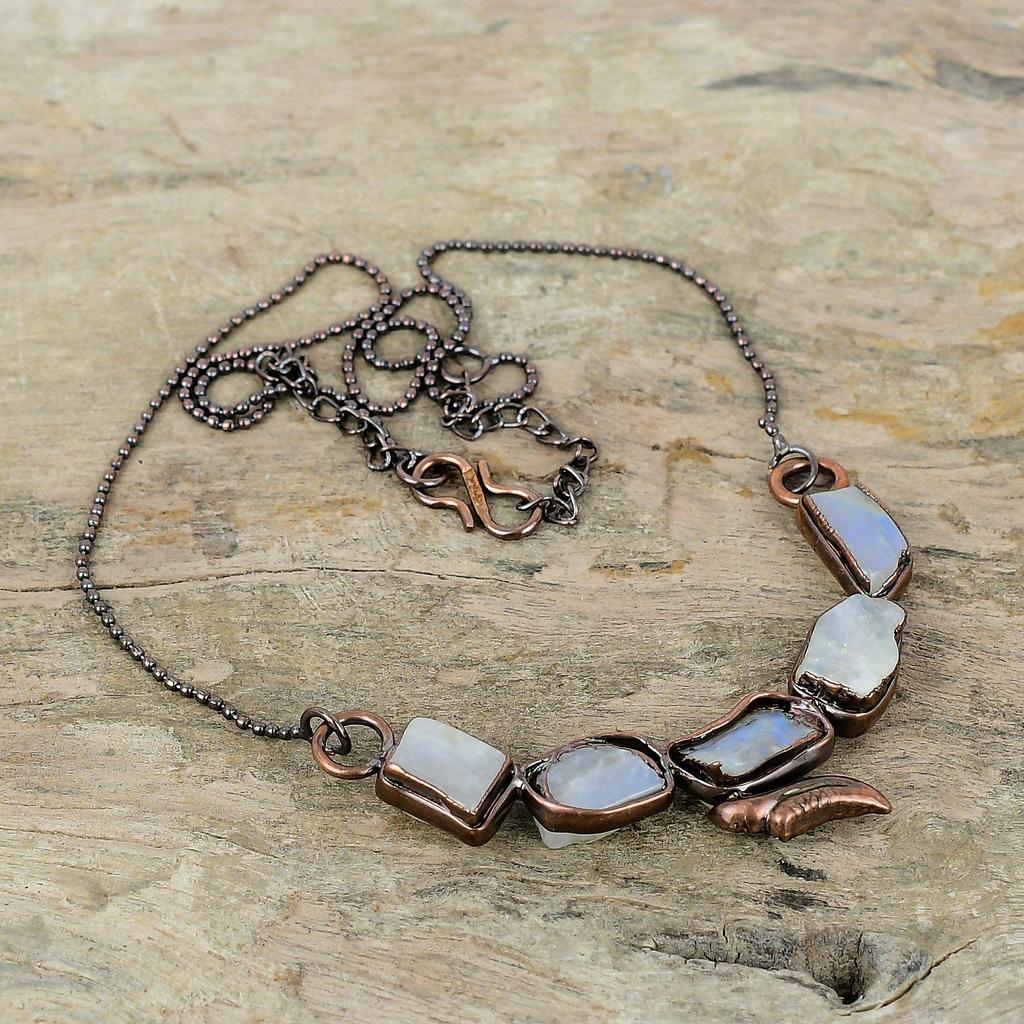 Радужный лунный камень грубое ожерелье электроформованное медное ожерелье регулируемое цепочное ожерелье ювелирные изделия ручной работы электроформованные драгоценные камни ожерелья