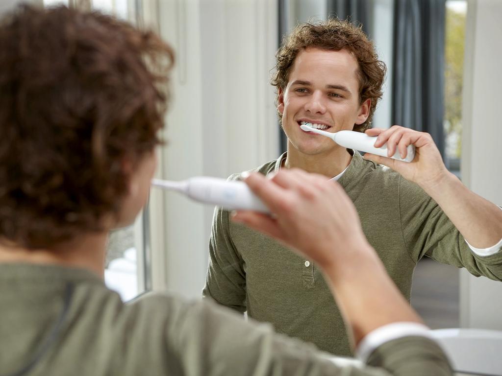 Электрическая зубная щетка Philips Sonicare Clean Care светло-голубая HX3293/07