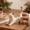Статуэтка кошки из смолы, лесная рождественская фигурка, с остролистом и мелкими резными фигурками, сосновыми деталями, деревенский праздничный декор для стола, для дома и офиса