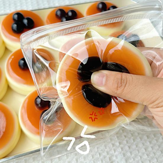 Суфле-игрушка для снятия стресса, медленно восстанавливающая форму. Клубничный торт с черникой. Сенсорная игрушка. Портативная. Для детей и взрослых. Имитация еды. Сжималка-фиджет.