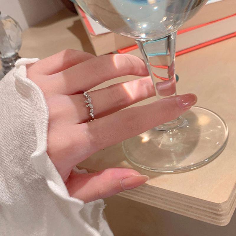 Стильное серебряное кольцо с цирконием для женщин - легкий роскошный открытый дизайн, идеально подходит для указательного пальца
