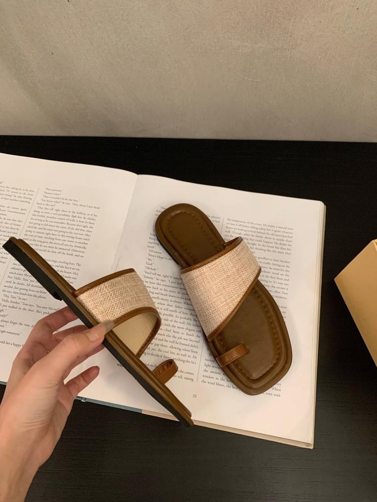 Маленькие классные тапочки в стиле ретро с плоским дном и закрытым носком, женская обувь, летняя одежда 2025 года, новые летние пляжные сандалии с мягкой подошвой