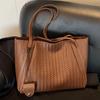 Premium Retro Woven Pattern Bag 2025 New Fashion Women's Commuter Shoulder Bag Go Out To Work Tote Bag