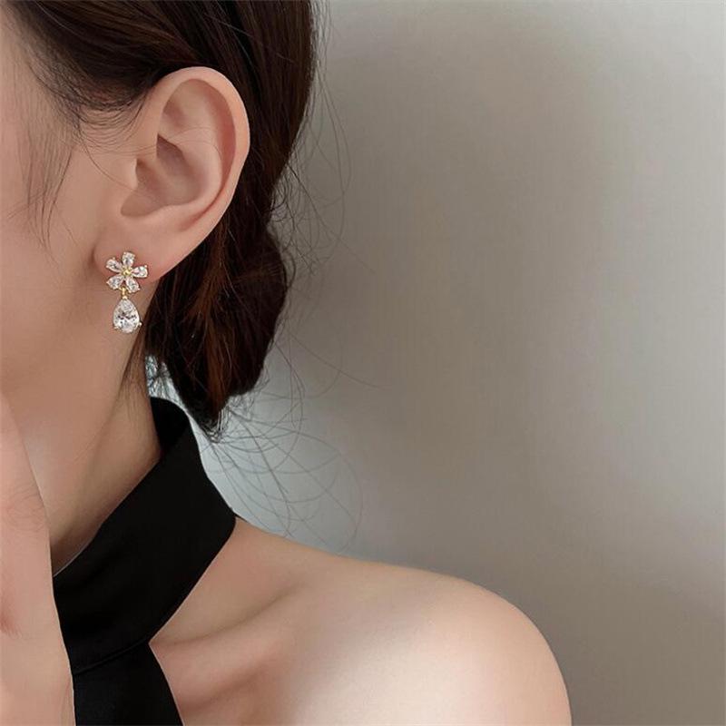 Серьги-подвески из стерлингового серебра S925 с корейским хрустальным цветком: Осенне-зимний роскошный дизайн