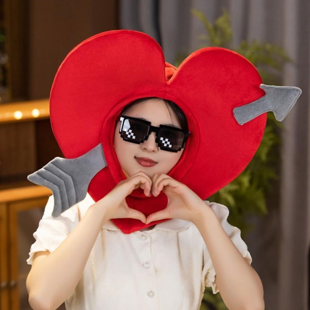 Забавные головные уборы ко Дню святого Валентина: шляпа в форме сердца, шляпа с персиковым принтом, реквизит для фотосессии, пуловер, праздничная шляпа.