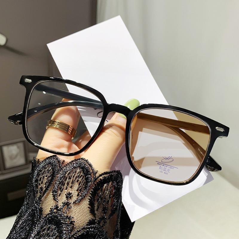 Color-changing Anti-blue Glasses Fashion Men's and Women's Myopia Glasses Clear Color-changing Glasses Big Face and Thin Glasses Frame.