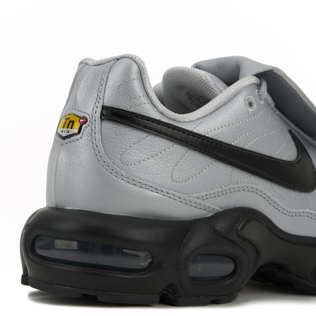 Nike Air Max Plus Tiempo Wolf Grey мужские кроссовки черный металлик-серебристый HM6850-001