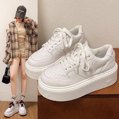 Европейская станция кожаные маленькие белые туфли женские 2025 весенний взрыв толстая подошва маффин женские туфли небольшие увеличивающие рост кеды трендовые