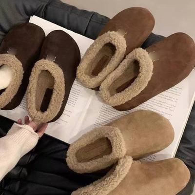 Женщины носят толстоподошвенные флисовые туфли на улице в стиле полутапочек. Ленивые люди носят однофутовую обувь