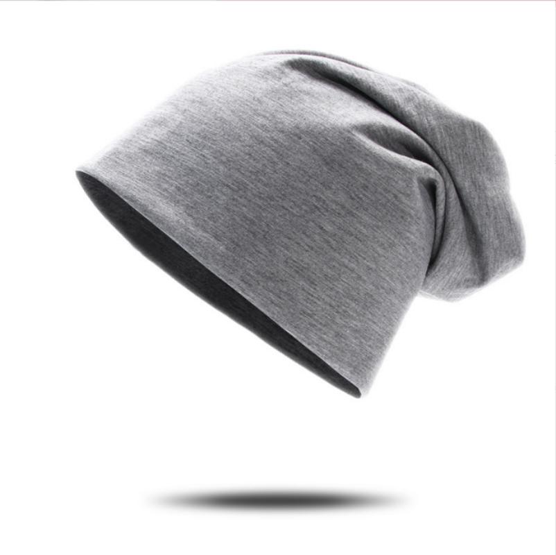 Стильная трикотажная шапка осень - зима с принтом