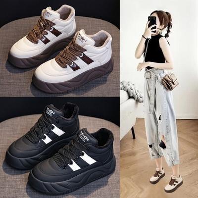 Женские флисовые и утепленные кроссовки с высоким верхом универсальны. Спортивная обувь на толстой подошве удобна