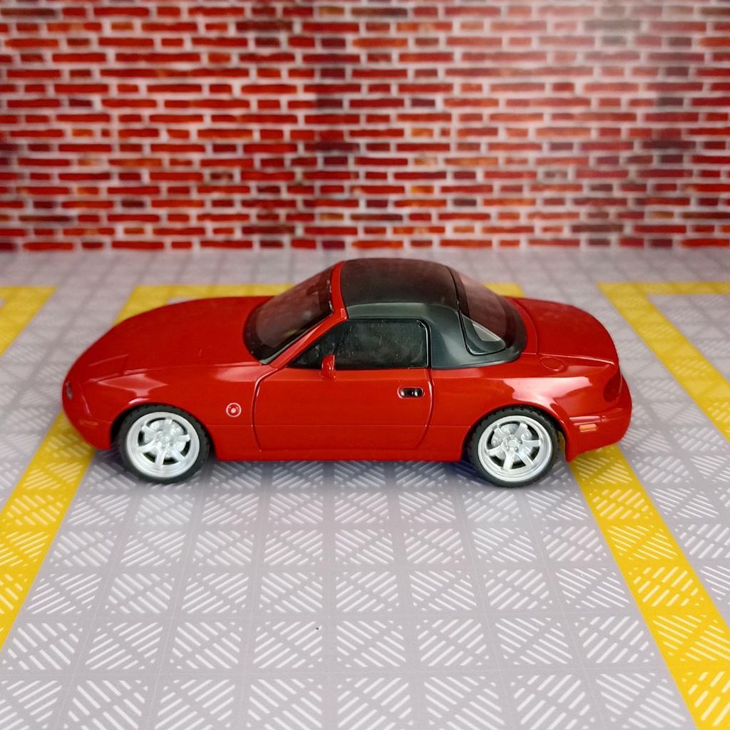 1:32 Mazda MX5 Supercar Alloy Die Cast Toy Car Model Sound and Light Pull Back Toy Collectibles Birthday gift