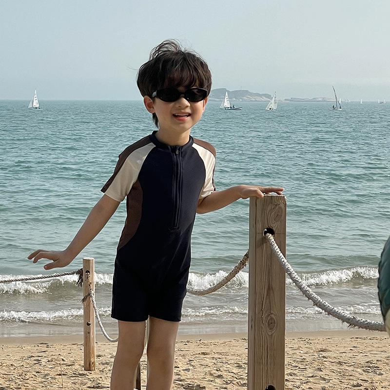 Новый детский купальник-боди для мальчиков в корейском стиле, черно-белый, с цветными блоками - быстросохнущий и с защитой от солнца