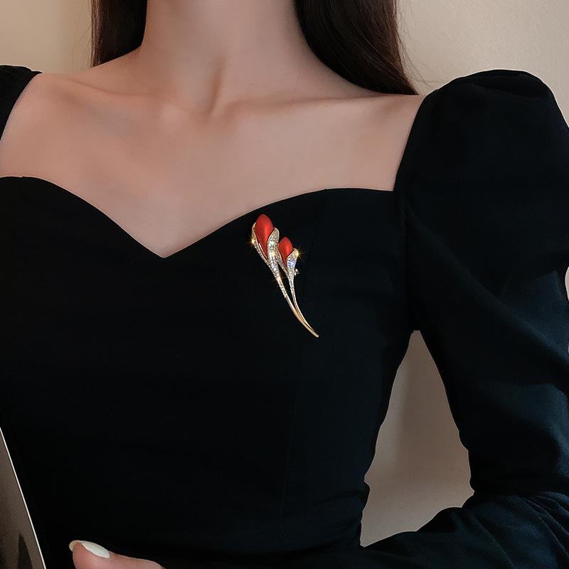 Rhinestone Red Rose Flower Brooches for Women Elegant Exquisite Shiny Zircon Flower Lapel Pins Wedding Party Badge Jewelry