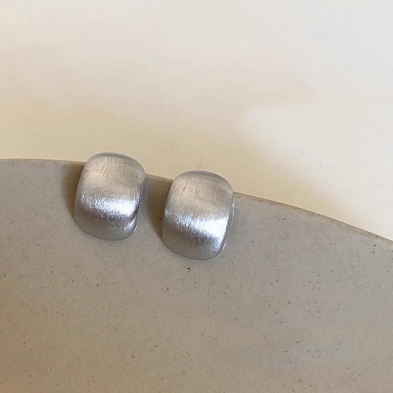 Серьги-дуги с матовой отделкой: Ретро-стиль в гонконгском стиле для женщин, универсальный нишевый дизайн на осень/зиму