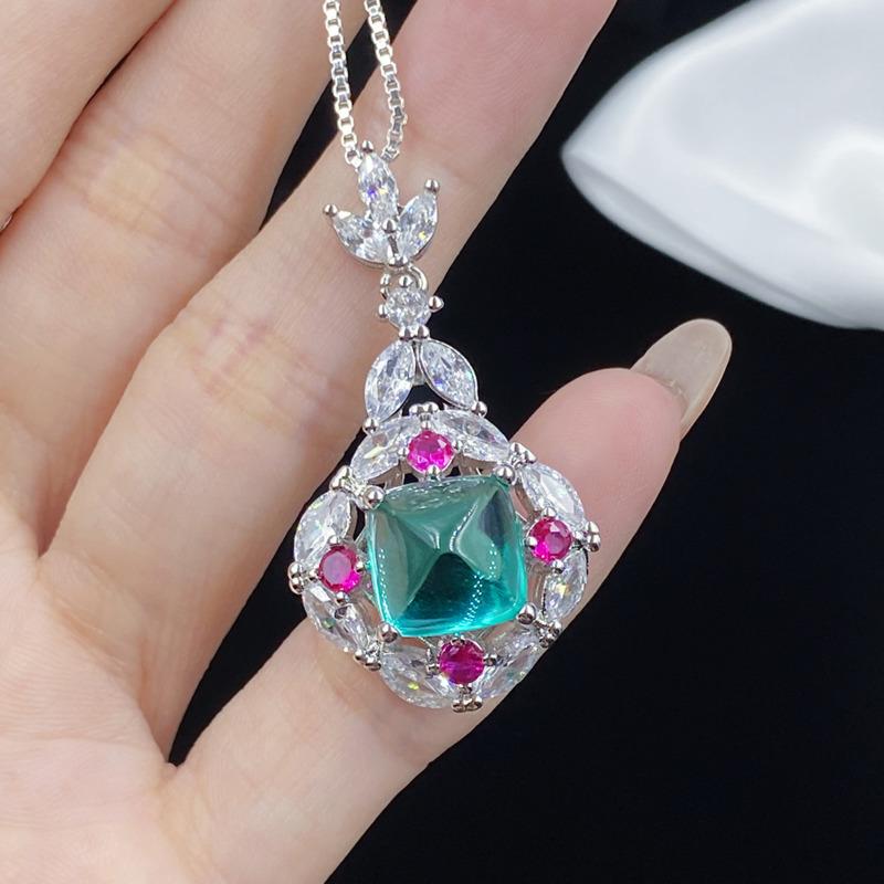 BELLA BOX Высококачественный комплект из длинных сережек с подвеской в форме сахарной башни и пустого сердца из светло-зеленого циркония для женщин