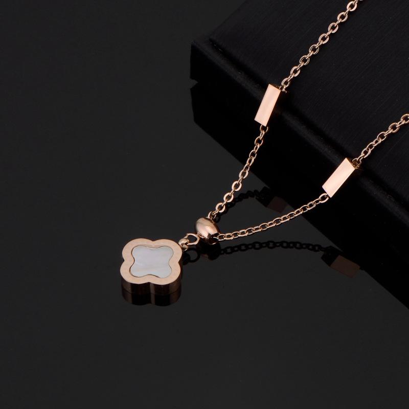Ожерелье-ключица из розового золота с четырехлистным клевером